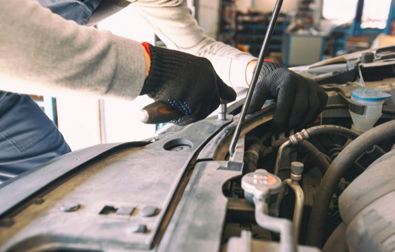 The mechanic fixing the car in the garage